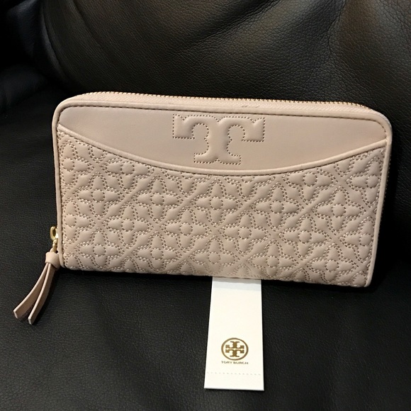 Tory Burch Handbags - NWT Tory Burch Bryant Zip Continental wallet
